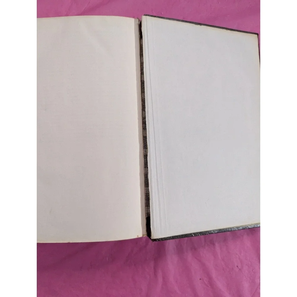 Vintage 1973 THE Living Bible Paraphrased leather like cover‎